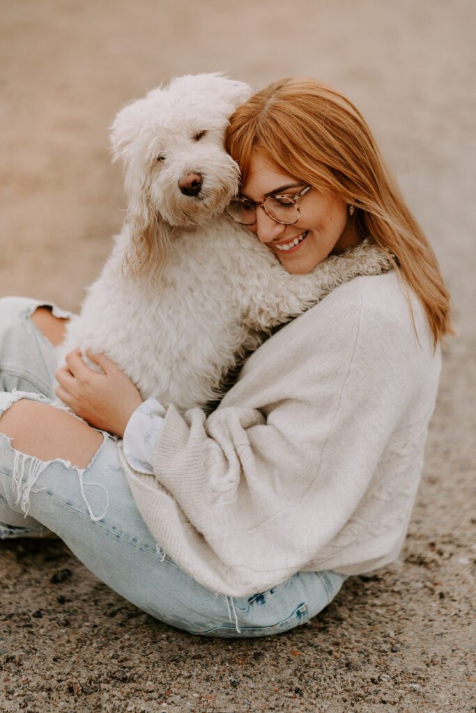 Hunde-Fotoshooting in den Sylter Dünen, der Hund schaut aufmerksam in die Kamera, sein Besitzer neben ihm.
