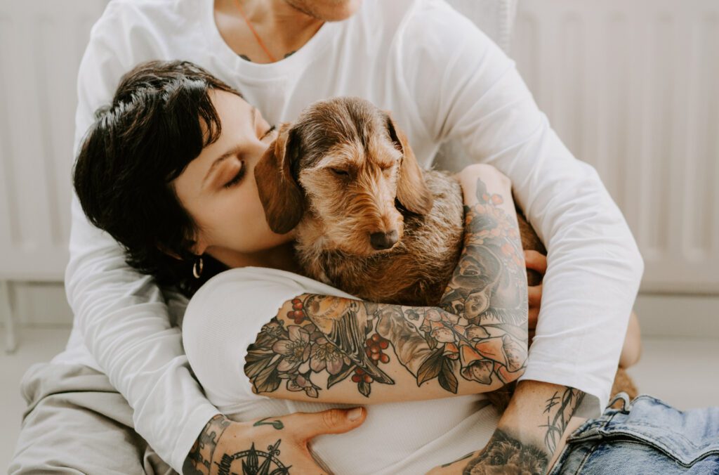 authentisches Hundefotoshoot Köln Rauhaardackel mit Frauchen Herrchen